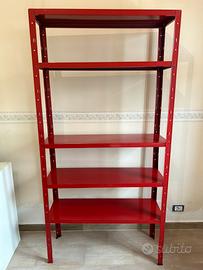 scaffale rosso in metallo