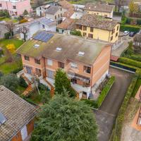 VILLA A SCHIERA A BAGNOLO IN PIANO