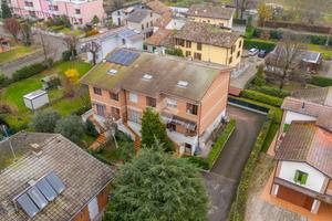 VILLA A SCHIERA A BAGNOLO IN PIANO