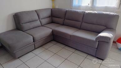 Divano letto angolare con puf contenitore.