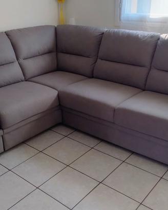 Divano letto angolare con puf contenitore.