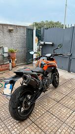 Ktm duke 790 2023 con accessori