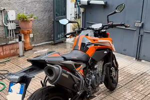 Ktm duke 790 2023 con accessori