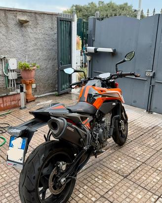 Ktm duke 790 2023 con accessori