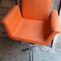 Antica sedia per parrucchiera. L70xP53xH58.