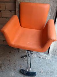 Antica sedia per parrucchiera. L70xP53xH58.
