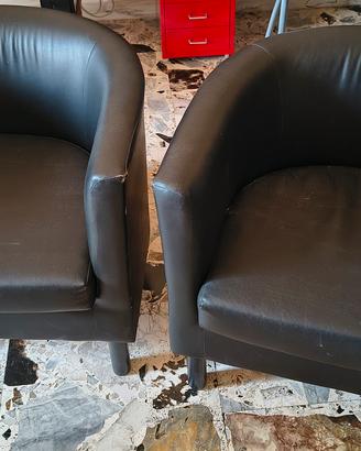 n.2 poltrone in ecopelle con piedini in legno ikea