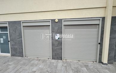 Locale commerciale con due vetrine