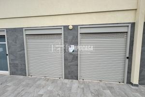 Locale commerciale con due vetrine