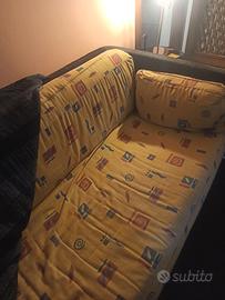 divano angolare in tessuto