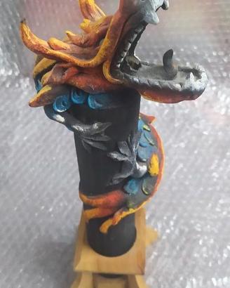Scultura vintage di drago intagliata in legno