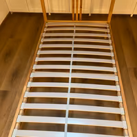 Letto singolo in legno