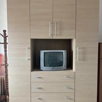 Armadio con ante appendiabiti e cassetti