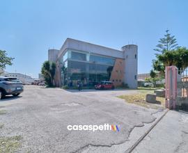 Capannone con spazio esterno a Salerno