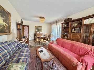 Attico / Mansarda di 243 m² con più di 5 locali e 
