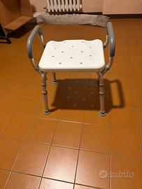 Sgabello da doccia con braccioli