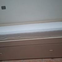 Letto singolo con un letto estraibile
