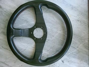 volante Momo sport.