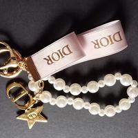portachiavi dior con perline bianche 