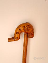 Bastone in legno intarsiato 