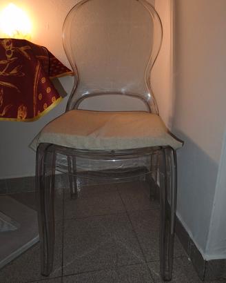sedia trasparente elegante. stile plexo Kartell 