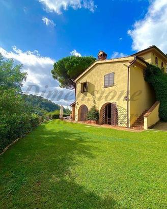 Villa di 380 m² con più di 5 locali e box auto a R