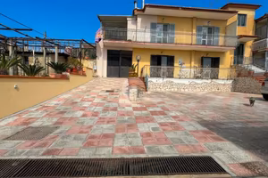 4 LOCALI A POZZUOLI