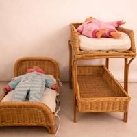 Set lettino e fasciatoio per bambole in rattan nat