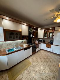 Cucina angolo + credenza e vetrina veneta cucine