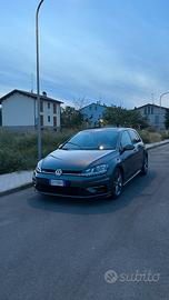 VOLKSWAGEN GOLF R-LINE