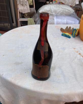 bottiglia di vino gattinara travaglini collezione