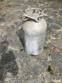 Vecchio bidone latte alluminio