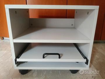 Mobile grigio con ripiano estraibile ideale per PC