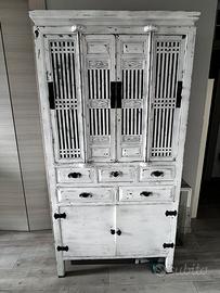 Credenza di legno shabby