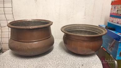 n.2 vecchi portavasi in rame