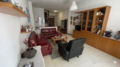 C erchi ampio app con Garage, vicino al MARE?