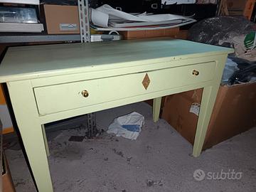 Tavolo con cassetto