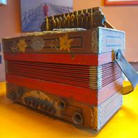 fisarmonica vintage in legno