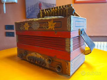 fisarmonica vintage in legno