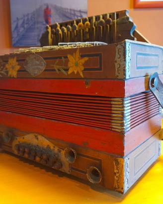 fisarmonica vintage in legno