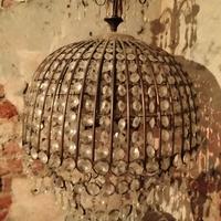 Lampadario antico a gocce di cristallo