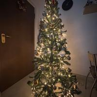 Albero di Natale con addobbi