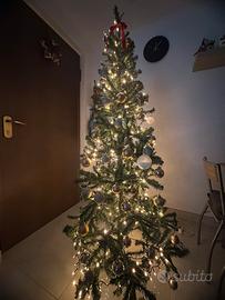 Albero di Natale con addobbi
