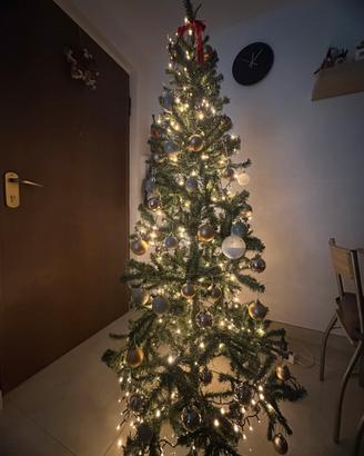 Albero di Natale con addobbi