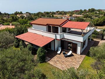 Ristrutturata con giardino su Villa 4 lati