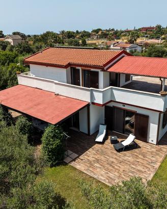 Ristrutturata con giardino su Villa 4 lati