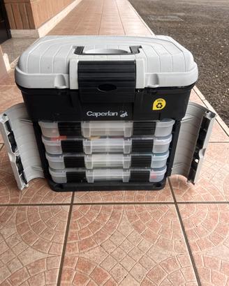 canne da pesca in laghetto e altro materiale