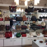 Arredamento per negozio – scaffali, mensole, banco