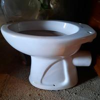 Sanitario scarico a parete e cassetta esterna