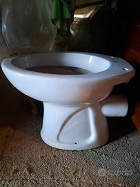 Sanitario scarico a parete e cassetta esterna